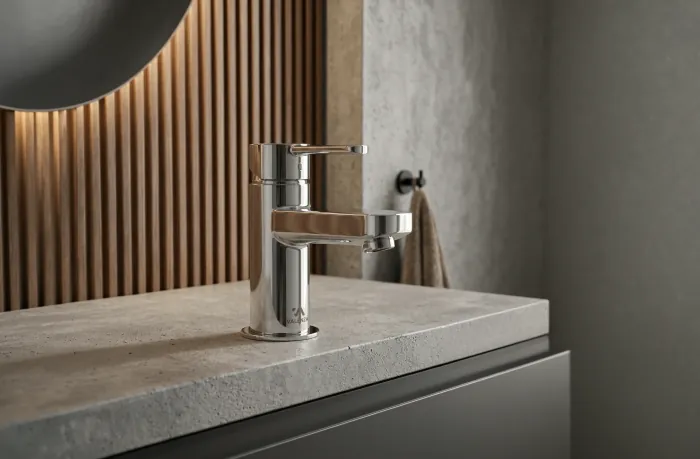 Chrome floor-mounted tub filler